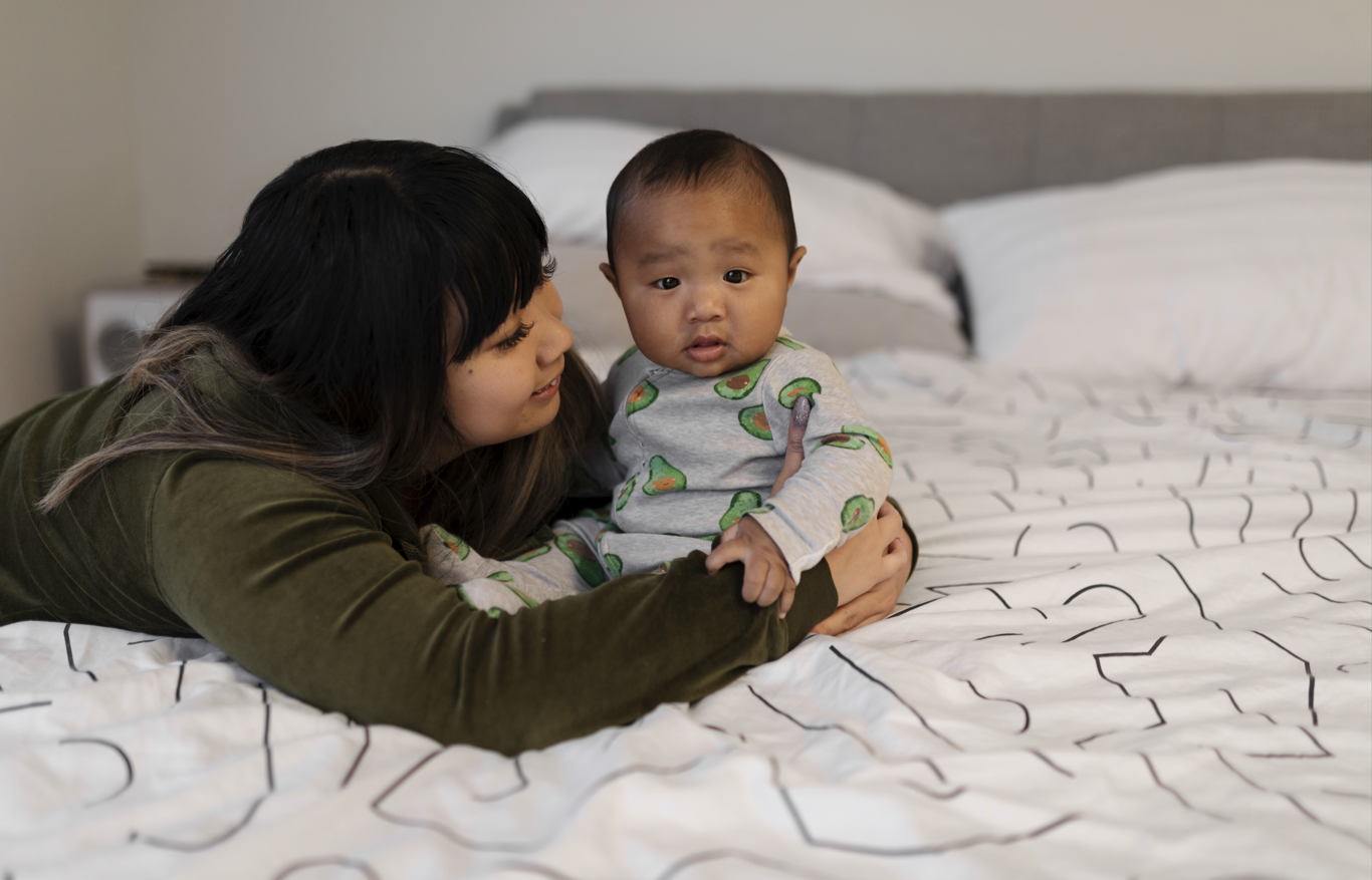 bayi belajar duduk, tahapan duduk bayi, cara melatih bayi duduk, tummy time, perkembangan bayi, Bunda, si Kecil